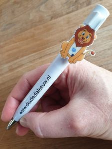 Een pen met custom made clip voor Dex de Dialeeuw - La Touche Magique